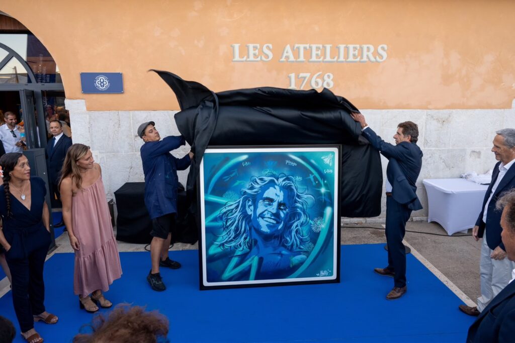 The artist Anthony Alberti and his work symbolizing the face of Loïc Leferme painted in blue to recall his passion for freediving.