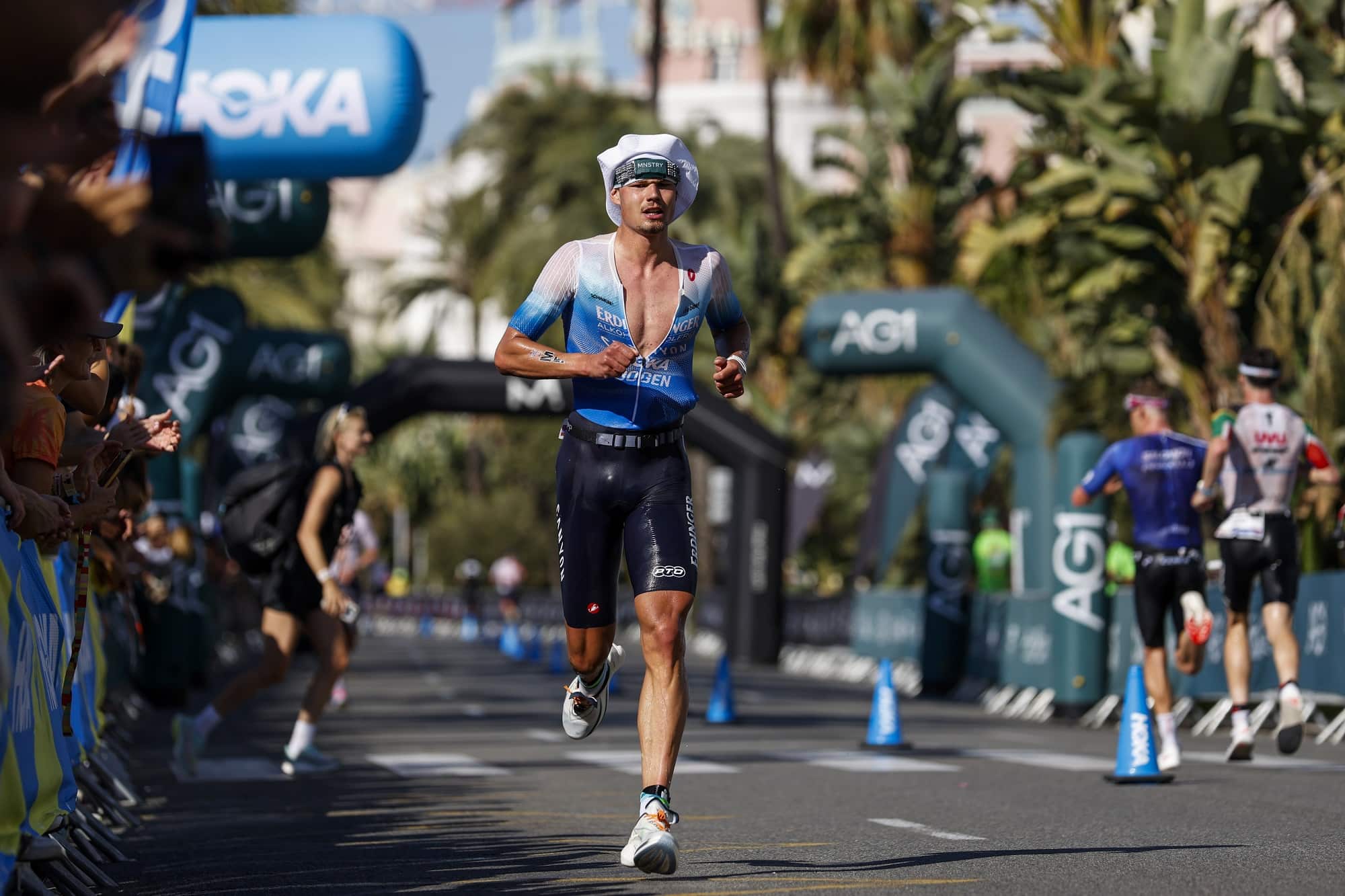 An athlete in full effort running on the Promenade des Anglais