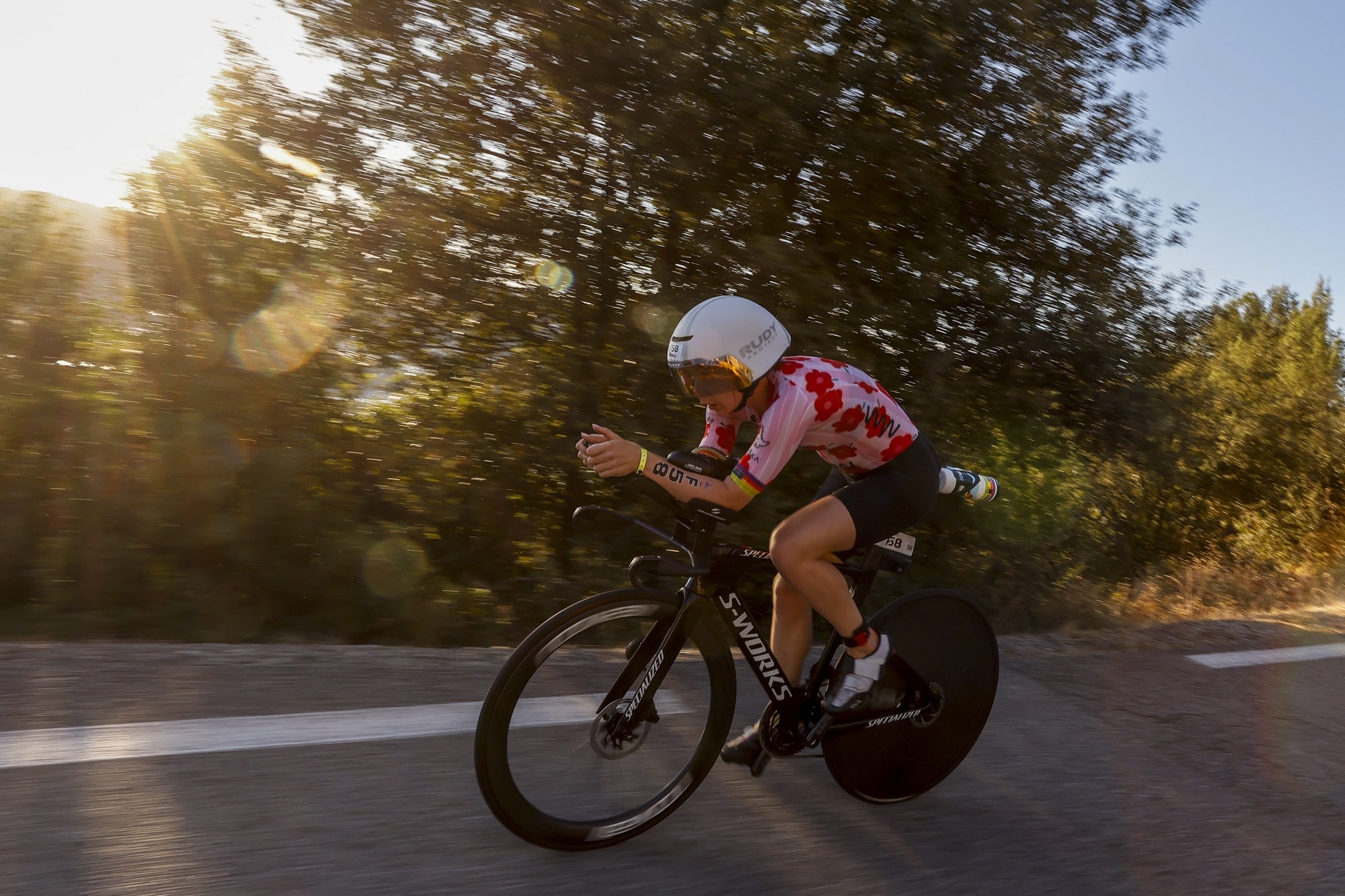 An athlete on his bike with an aerodynamic helmet