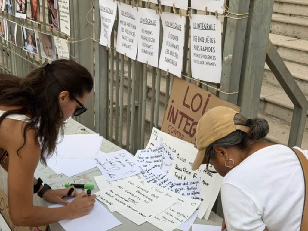 The activists write letters that they will send to the Ministry of Justice