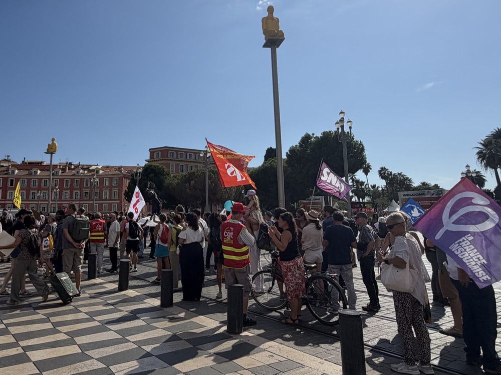 The parade of the demonstration with a large crowd on Masséna Square.