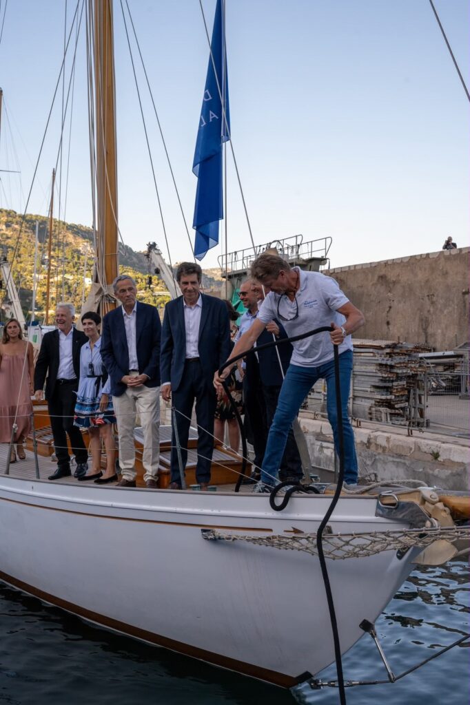 Jean-Pierre Dick with elected officials on a sailboat weighs anchor in the port.