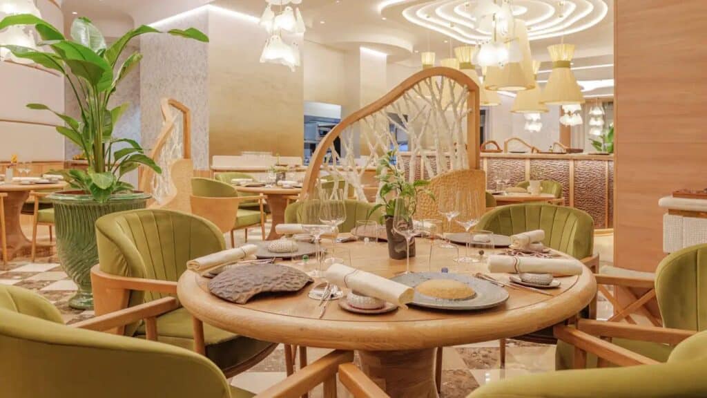 The interior of Restaurant Le Blue Bay in a very wooden and green atmosphere.