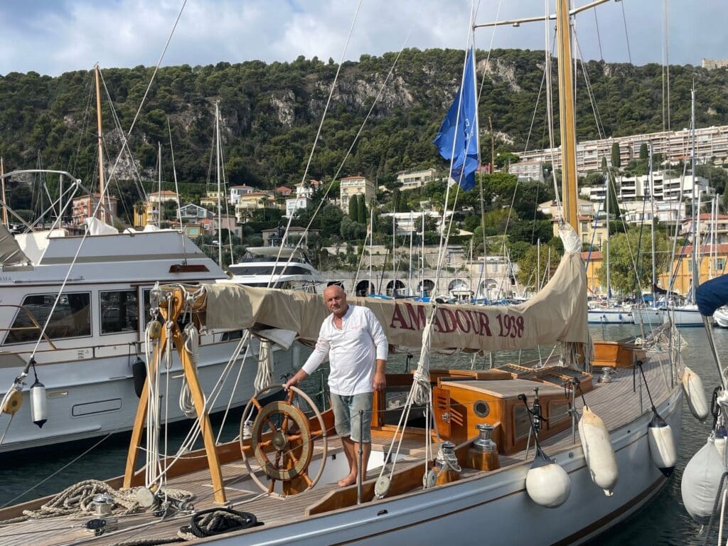 Rudy Sadiche, craftsman of the port, on the boat the Amadour