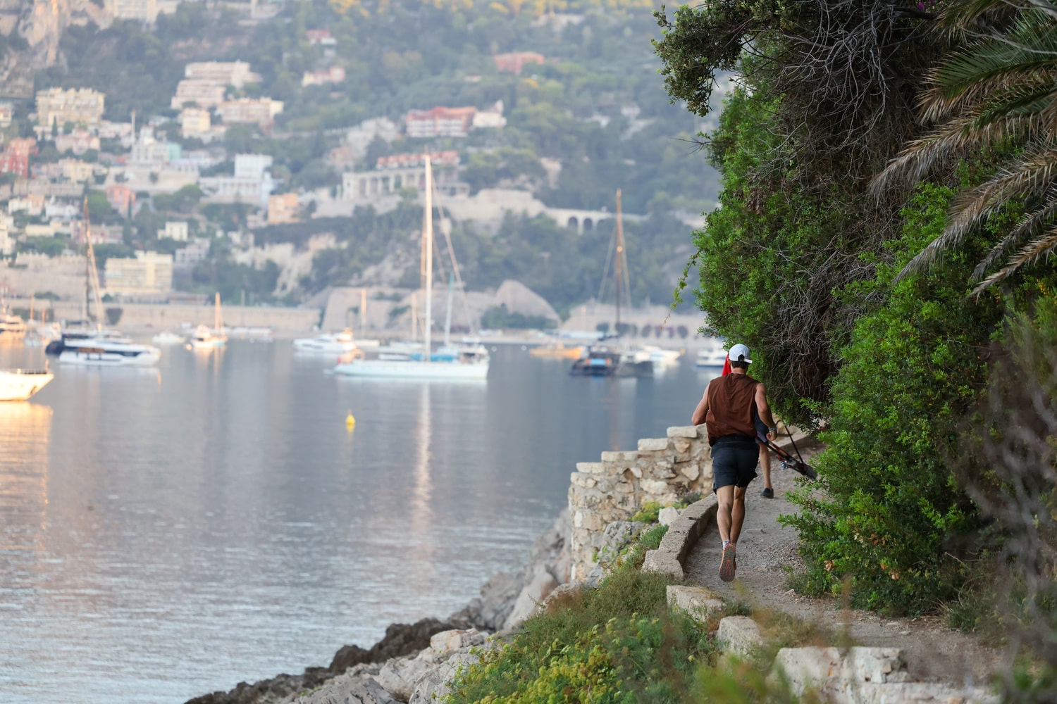 A passage along the sea used by runners.