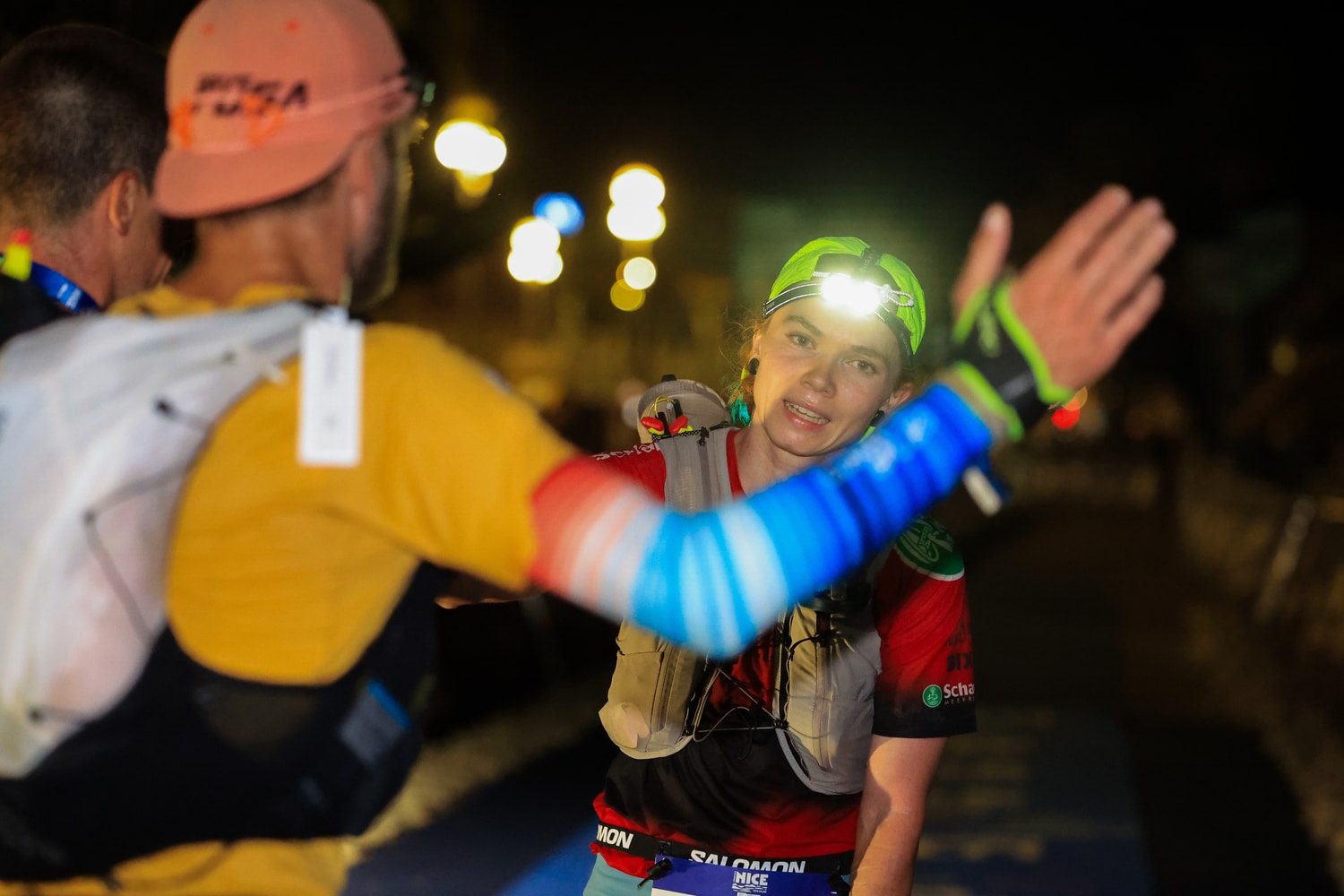A woman arrives exhausted from the effort with a person who greeted her in front of her.