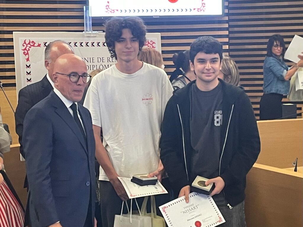 Eric Ciotti and two young graduates in Nissart