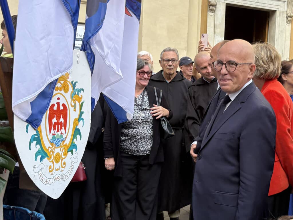 Mr. Éric Ciotti, mayor of Nice, participated in the popular procession.