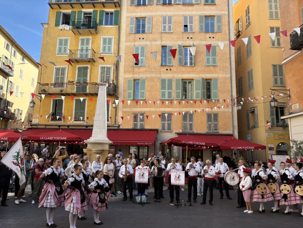 The Ciamada Nissarda and its dancers performed a demonstration of folk dances in the heart of Rosetti Square.