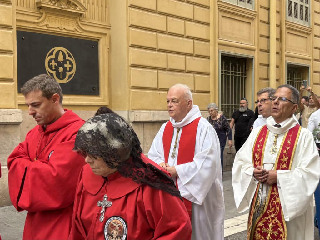 The procession crossed Préfecture Street.