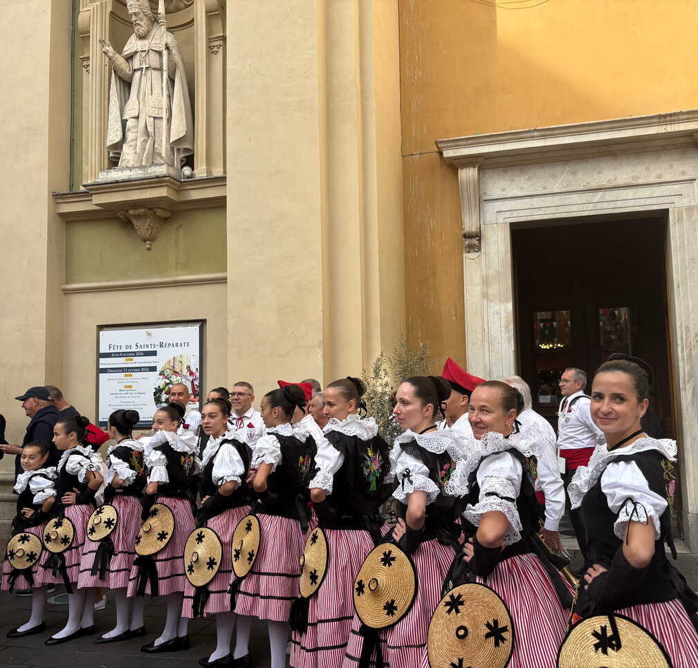 The folk group la Ciamada Nissarda are present to celebrate the Nice tradition.