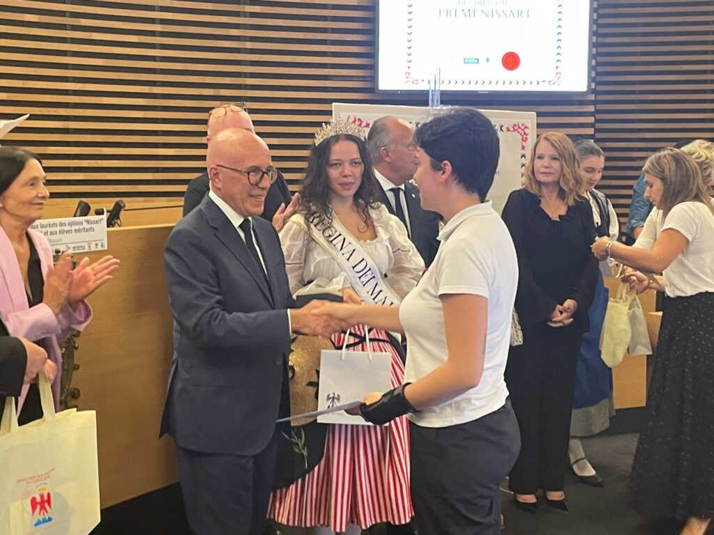 A handshake between Eric Ciotti and a young graduate in Nissart