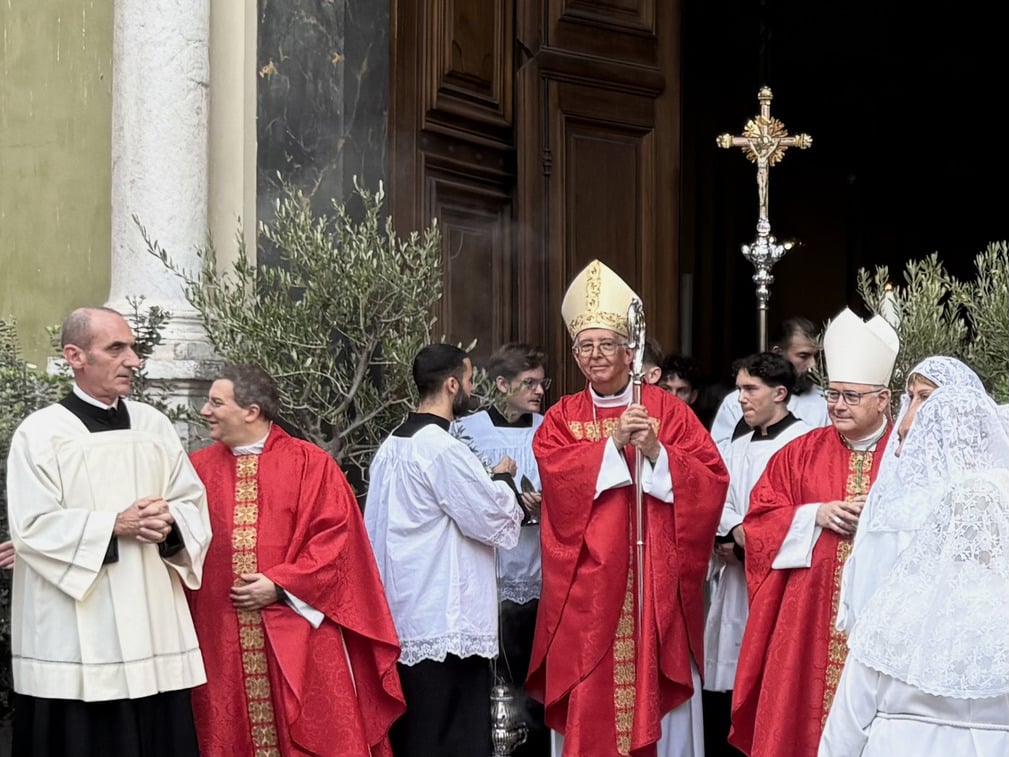 Mgr Guy Kérimel, Archbishop of Toulouse and Mgr Jean-Philippe Nault, Bishop of Nice welcome the arrival of the procession at the foot of the Cathedral of Saint Reparata.
