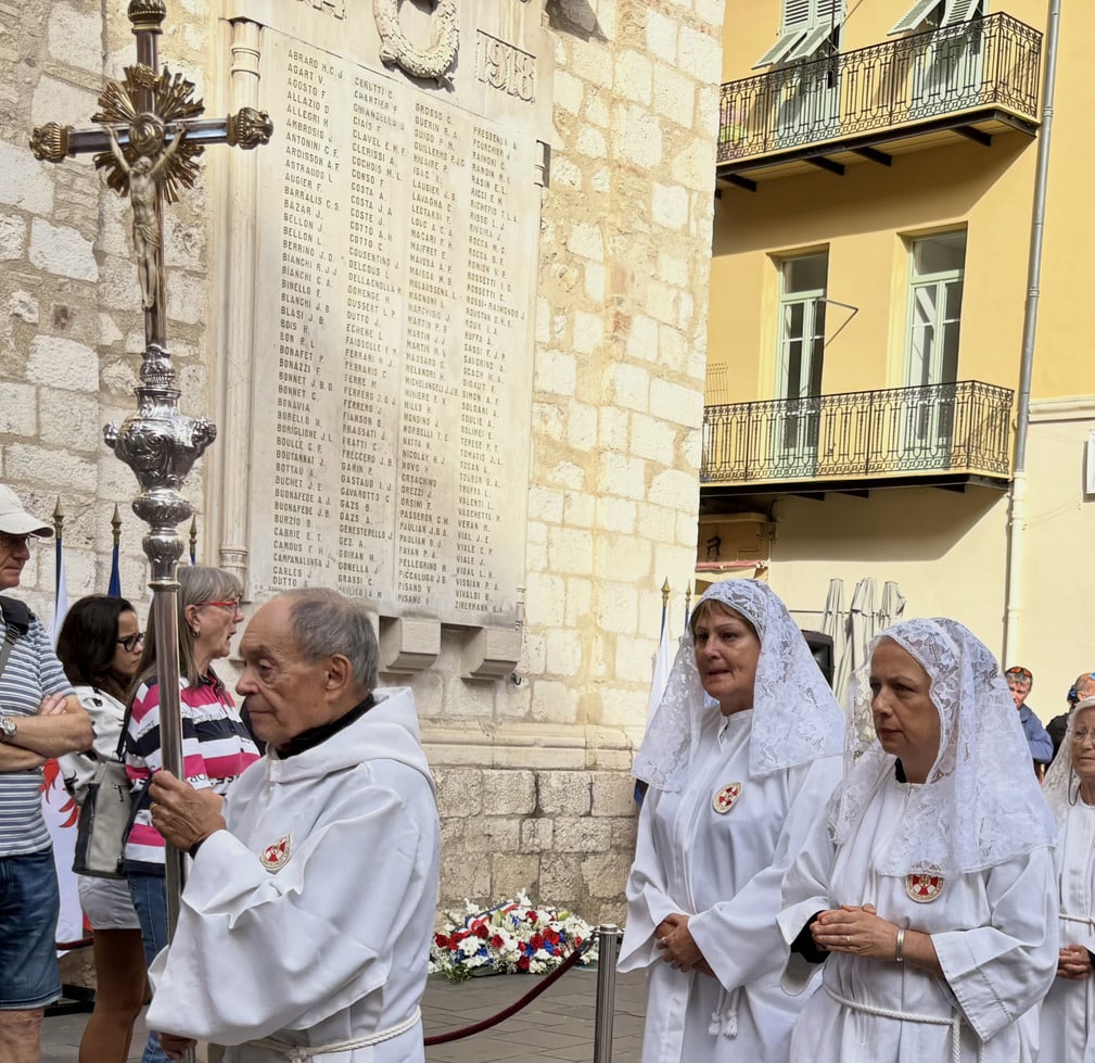 At the head of the procession, they are preparing to enter the Saint Réparate Cathedral.